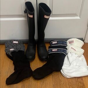 Women’s Hunter Black Boots Size 6 with 3 pairs of Socks